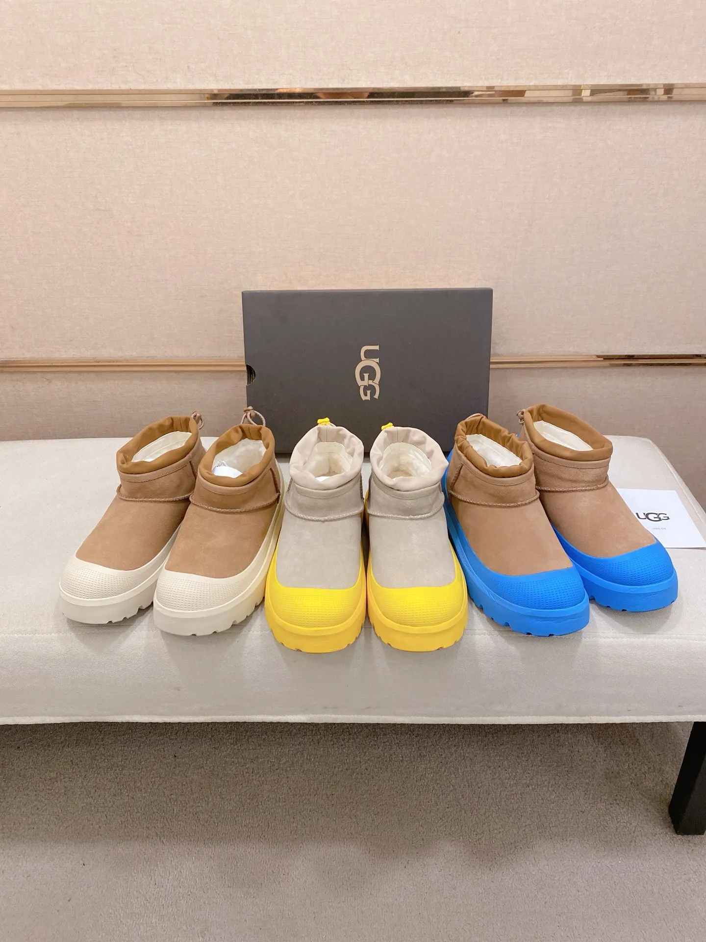 Factory price: 500💰Couple model💏 Same style as Wang Yibo, North American men's shoes Ugg ☃️In the special sale of new high-quality men's shoes snow boots in autumn and winter, the nemesis of extreme cold weather! Made of cowhide leather, merino wool lining, and original outsole, whether driving, outdoor or daily wear, there is always one that suits you! Male and female size: 35-46.
